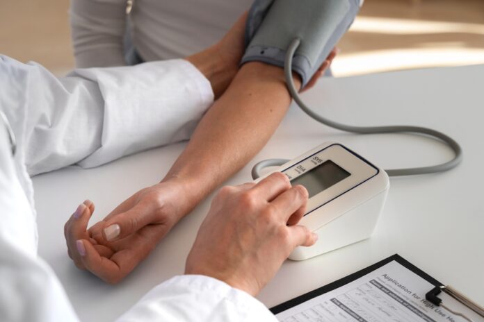 alem-do-sal:-entenda-o-que-aumenta-o-risco-de-hipertensao