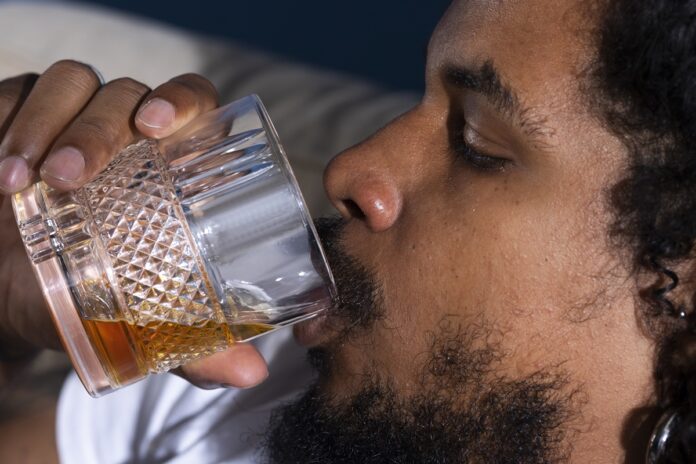 pequenas-doses-de-alcool-podem-alterar-funcoes-cerebrais,-diz-estudo