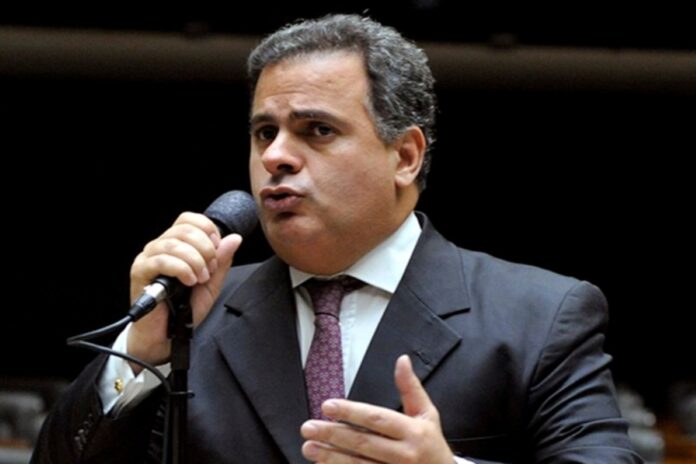 deputado-faz-acordo-e-devolvera-r$-1,4-milhao-por-manter-funcionarias-fantasmas