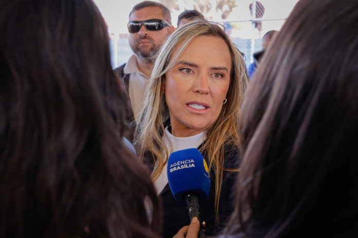 governadora-celina-leao-assina-projeto-para-conter-alta-do-diesel-no-df