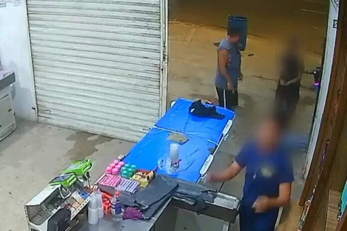 homem-pega-arma-de-policial-e-dispara-em-atendente-durante-briga.-video