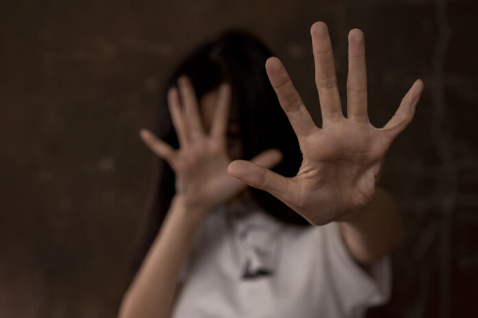pai-condenado-a-61-anos-por-estuprar-filhas-gemeas-de-14-anos-e-preso