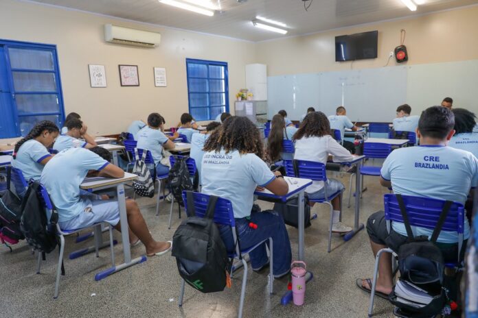 apos-um-ano-sem-celular,-escolas-publicas-registram-melhora-no-rendimento-e-na-convivencia-entre-os-alunos