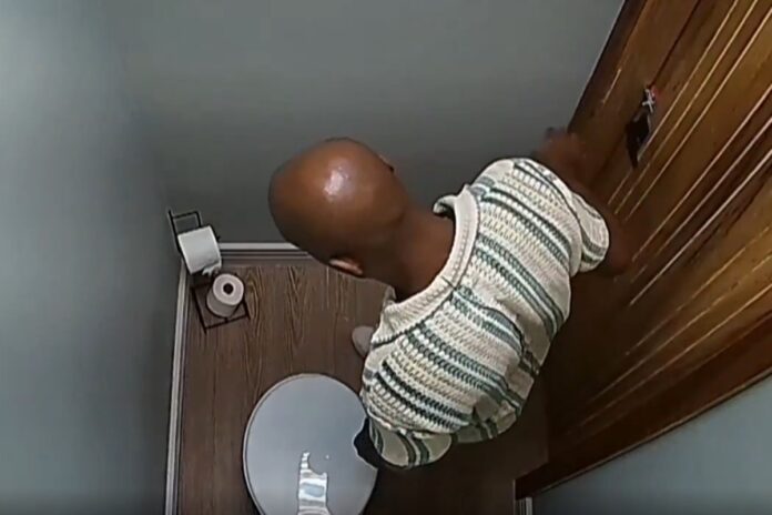 casa-do-patrao-expoe-participante-urinando-e-gera-polemica-na-web.-veja-o-video