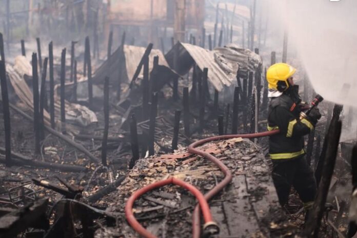 explosao-de-botijao-de-gas-causa-incendio-e-atinge-30-casas-em-manaus.-video