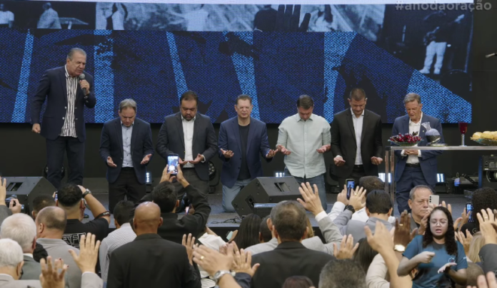 eleicoes-2026:-silas-malafaia-ora-por-flavio-bolsonaro,-douglas-ruas-e-castro-em-culto-no-rio