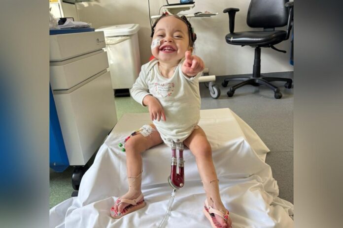 enquanto-aguarda-transplante,-bebe-sobrevive-com-coracao-mecanico