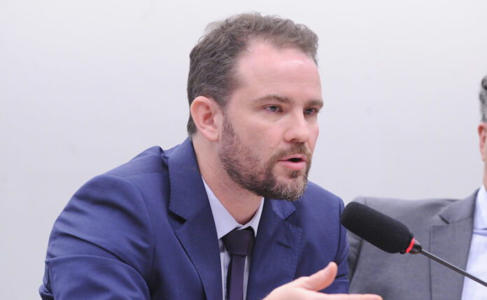 na-camara,-durigan-volta-a-criticar-compensacao-para-pec-do-fim-da-escala-6×1