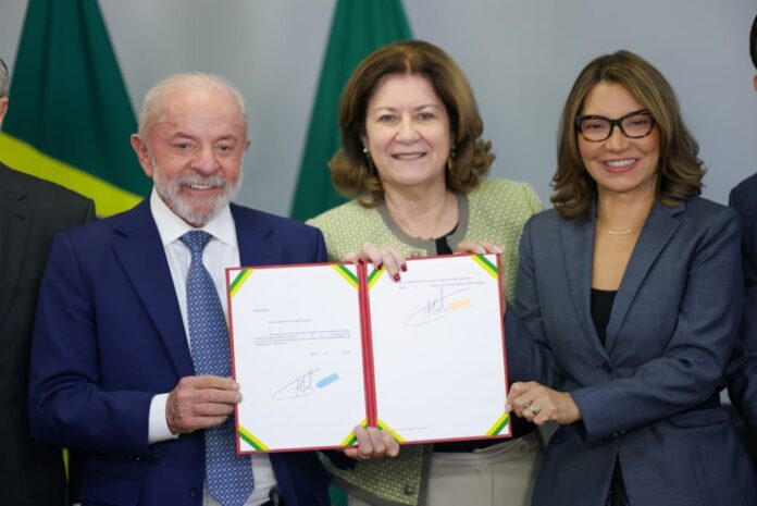 lula-assina-mp-e-zera-imposto-federal-sobre-a-“taxa-das-blusinhas”