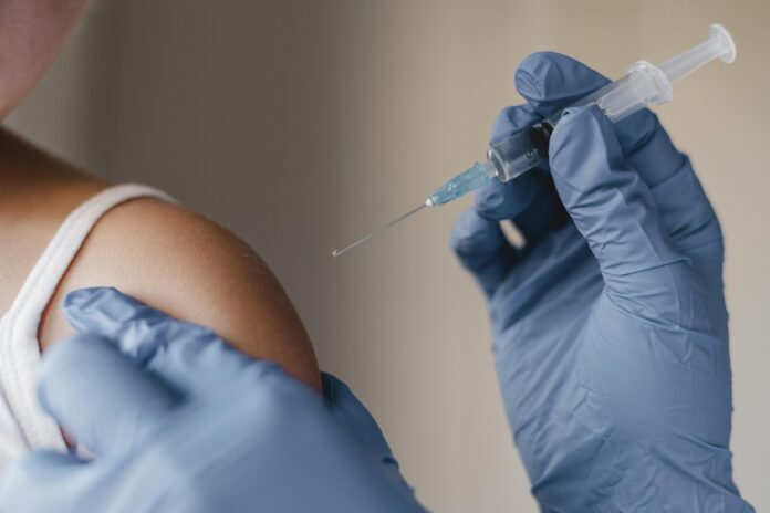 vacina-da-gripe-causa-a-doenca?-especialista-esclarece-mitos-comuns