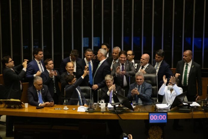 apos-reacao-de-flavio,-oposicao-endossa-pedido-por-cpi-do-master