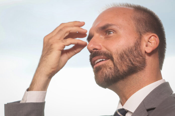 eduardo-bolsonaro-reage-a-critica-de-zema-a-flavio:-“nao-seja-tao-vil”