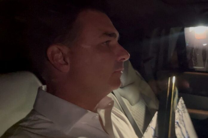 flavio-bolsonaro-deixa-reuniao-apos-vazamento-de-conversas-com-vorcaro.-veja-video