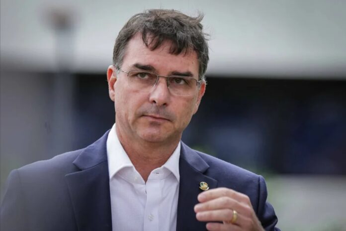 flavio-bolsonaro-cita-contaminacao-do-episodio-com-vorcaro-e-cobra-cpi