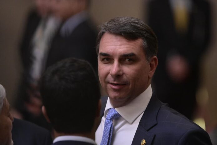 flavio-bolsonaro-nega-que-dinheiro-de-vorcaro-foi-repassado-a-eduardo