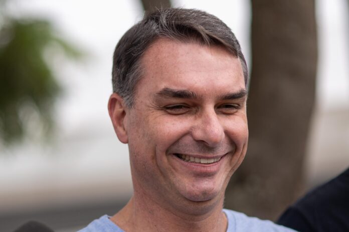 flavio-bolsonaro-esta-em-documentario-sobre-o-pai:-saiba-o-que-ele-diz