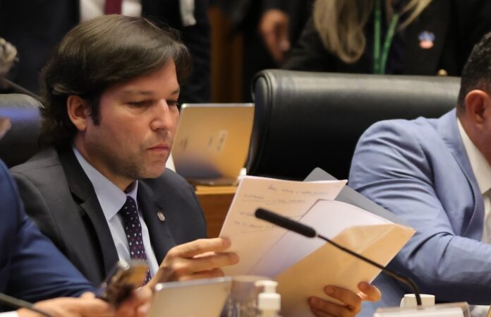 roberio-propoe-consulta-por-reconhecimento-facial-para-proteger-mulheres-de-agressores-no-df