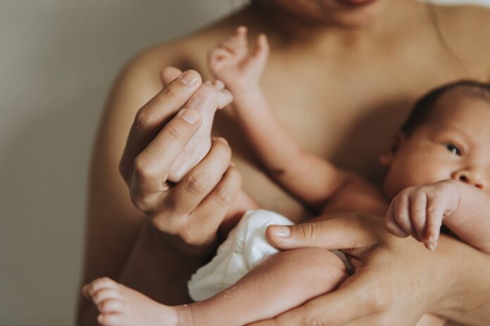 colica-em-recem-nascidos:-saiba-o-que-e-como-acalmar-o-bebe