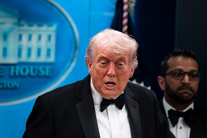 trump-comemora-fim-do-the-late-show-e-detona-colbert:-“morto-vivo”