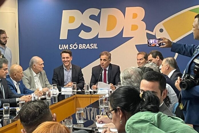 psdb-e-cidadania-aprovam-aecio-neves-como-pre-candidato-a-presidente.-video