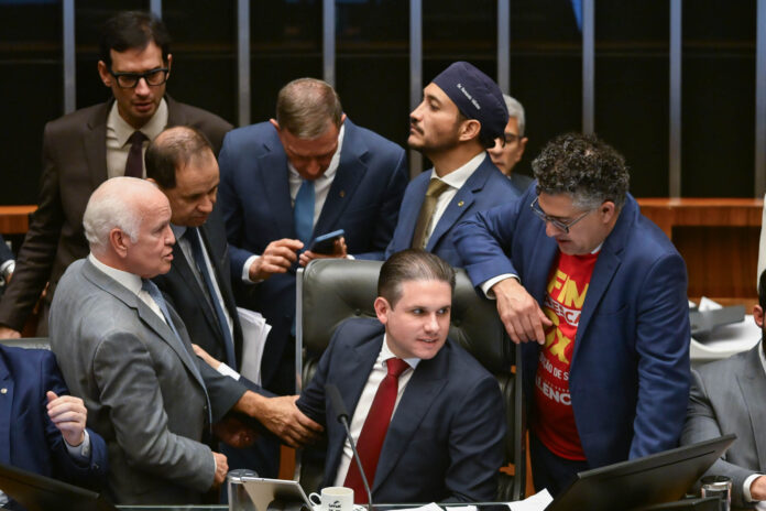 pec-da-escala-6×1-e-debatida-no-plenario-da-camara.-votacao-pode-ocorrer-hoje