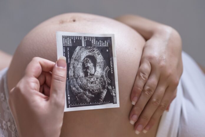cientistas-criam-adesivo-que-monitora-bebe-no-utero-em-tempo-real