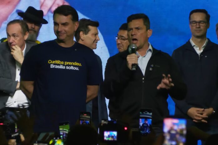 ao-lado-de-flavio-bolsonaro,-moro-lanca-pre-candidatura-no-parana