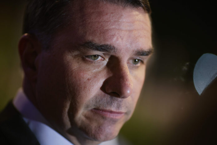 flavio-bolsonaro-diz-que-lula-trata-cv-e-pcc-como-“nossos-criminosos”