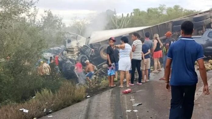ba:-sobe-para-15-o-total-de-mortos-em-acidente-entre-van-e-caminhao