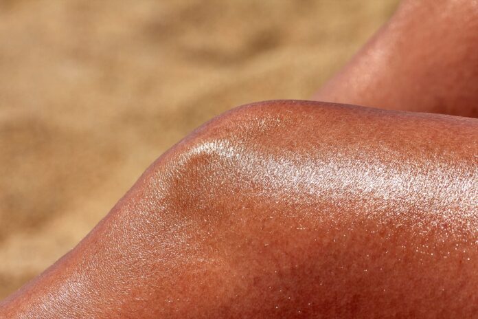 tanmaxxing:-saiba-o-que-e-a-tendencia-de-bronzeado-extremo-e-os-riscos