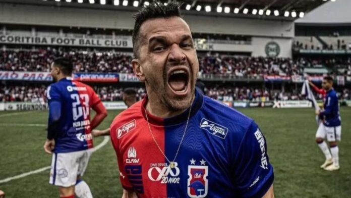 idolos-do-parana-clube-participam-de-sessao-de-autografos-no-ventura-shopping