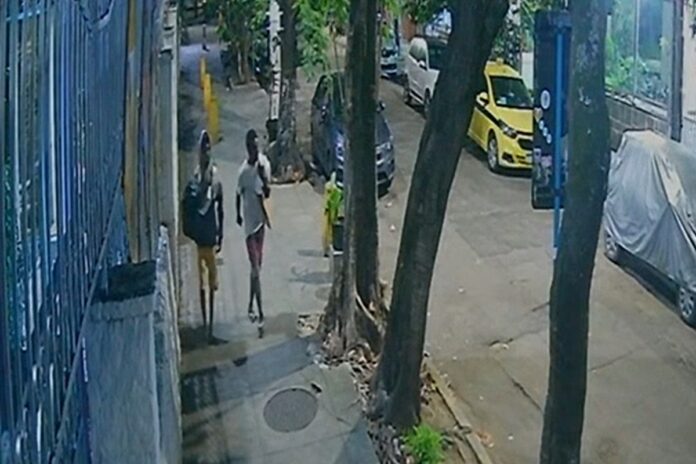 camera-flagrou-homens-abrindo-bueiro-horas-antes-de-mulher-cair-no-rio.-veja-video