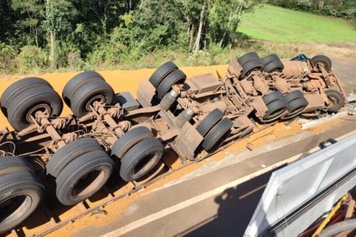 esposa-de-caminhoneiro-morre-soterrada-por-carga-em-tombamento-em-sc