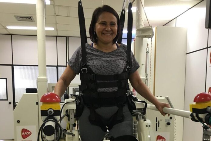 80-graus:-com-escoliose-grave,-mulher-precisa-reaprender-a-andar