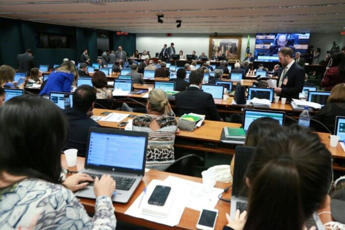 ccj-da-camara-adia-discussao-sobre-maioridade-penal-de-18-para-16-anos