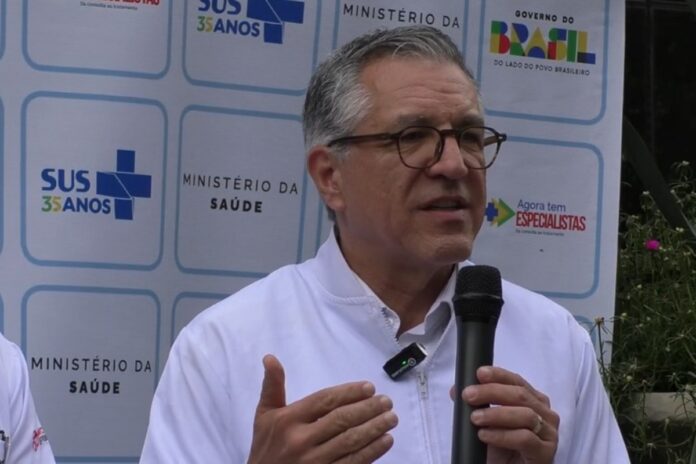 “nao-resta-duvida-sobre-a-eficacia-da-vacina-da-dengue”,-diz-padilha