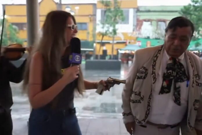 reporter-da-globo-recebe-arma-ao-vivo-e-momento-viraliza-na-web