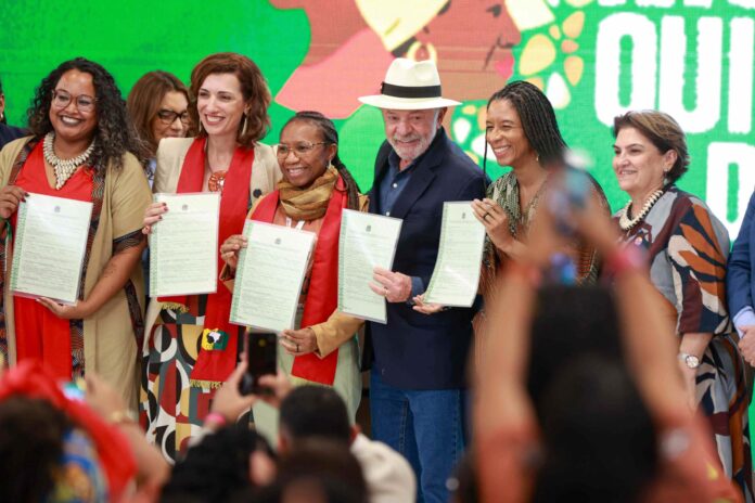 lula-assina-decretos-e-entrega-titulos-para-oito-territorios-quilombolas