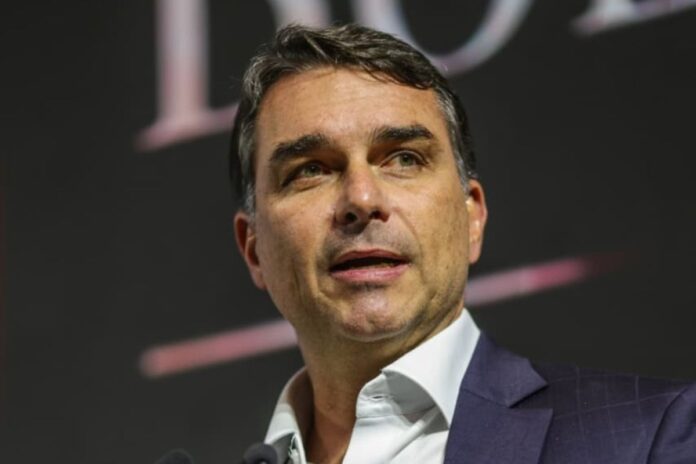 flavio-bolsonaro-lamenta-que-nao-podera-ver-jogo-da-selecao-com-o-pai