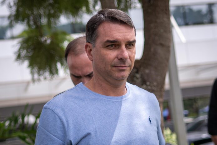 flavio-bolsonaro-sobre-eleicao-na-colombia:-“direita-segue-triunfando”