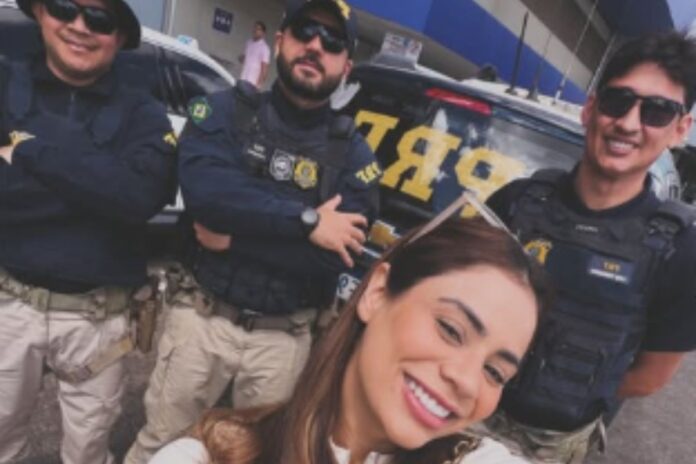 van-de-lexa-quebra-no-meio-de-rodovia-e-cantora-e-“resgatada”-pela-prf