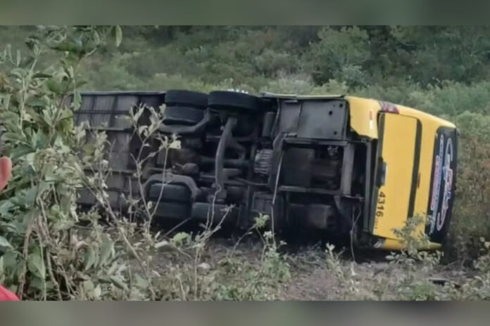 onibus-com-40-romeiros-tomba-no-ceara,-deixa-2-mortos-e-varios-feridos