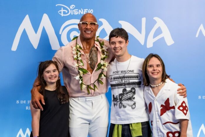 atores-com-sindrome-de-down-conhecem-the-rock-apos-campanha-nas-redes