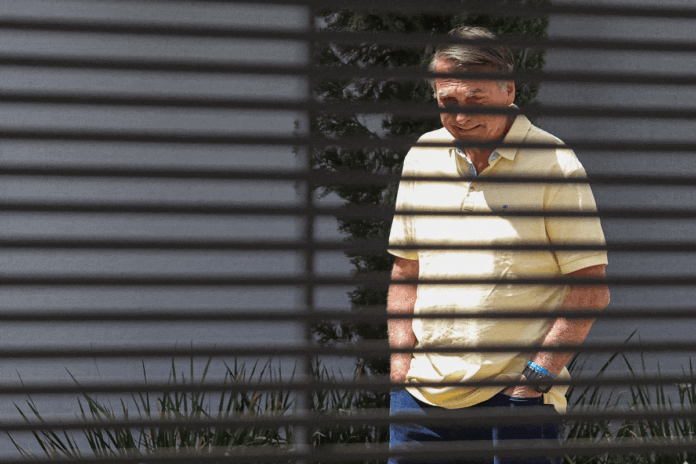 flavio:-busca-por-armas-na-casa-de-bolsonaro-foi-“constrangedora”