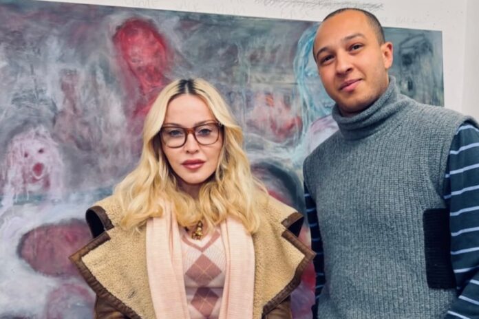 como-esculturas-de-penis-de-artista-brasileiro-foram-parar-no-banheiro-de-madonna