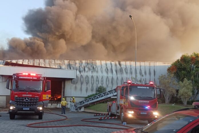 incendio-destroi-fabrica-que-produz-roupas-da-colcci-em-sc