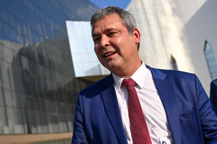 lindbergh-associa-titulo-da-espanha-ao-pt:-“camisa-vermelha-ganha”