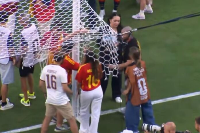reporter-da-cazetv-tenta-pegar-rede-do-gol-e-leva-bronca-ao-vivo;-veja