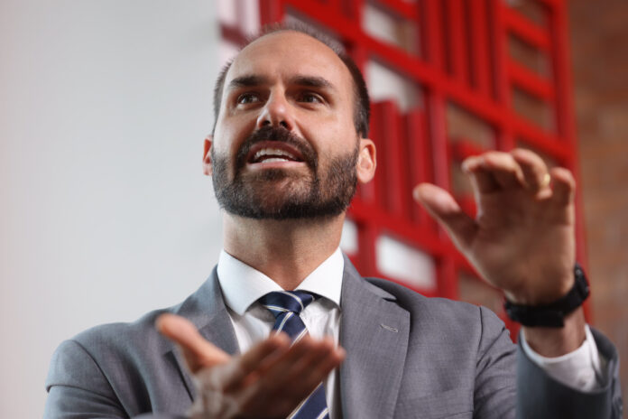 green-card-de-eduardo-bolsonaro-nao-evita-pedido-de-extradicao