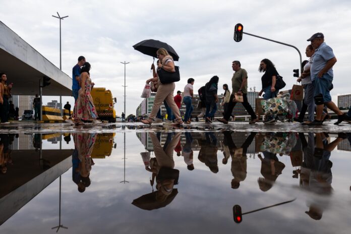 clima:-frente-fria-leva-chuva-ao-sudeste-enquanto-ar-seco-domina-pais